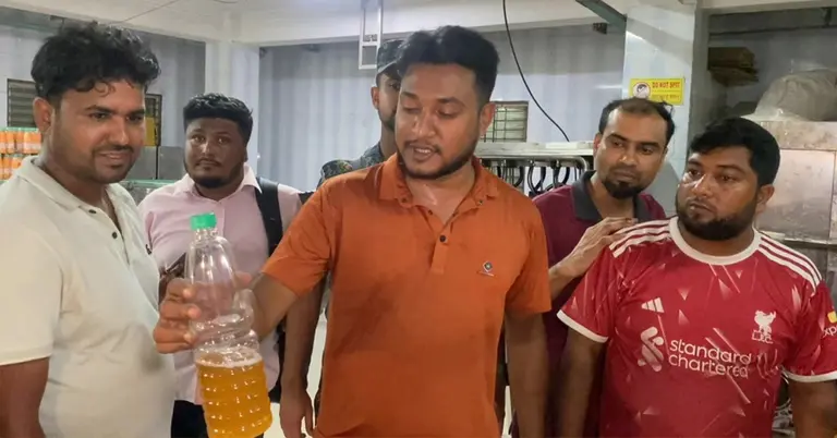 শিশুখাদ্য কারখানায় জুসের বোতলে ‘মূত্র’ পাওয়া গেছে বলে অভিযোগ উঠেছে